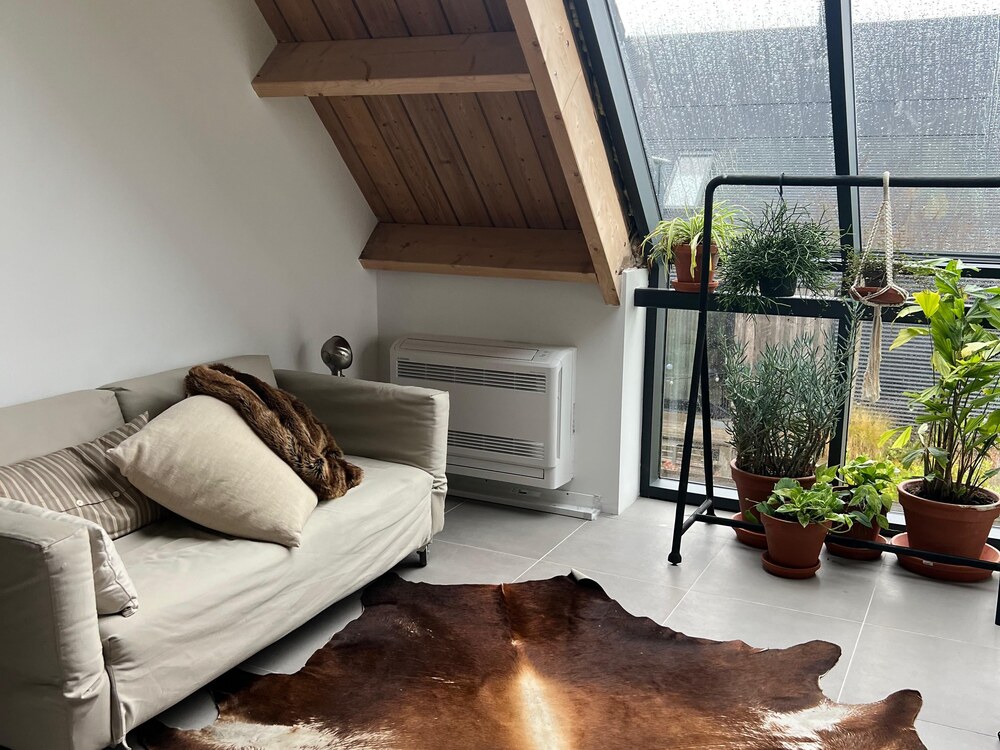 Vloermodel airco onder schuin dak