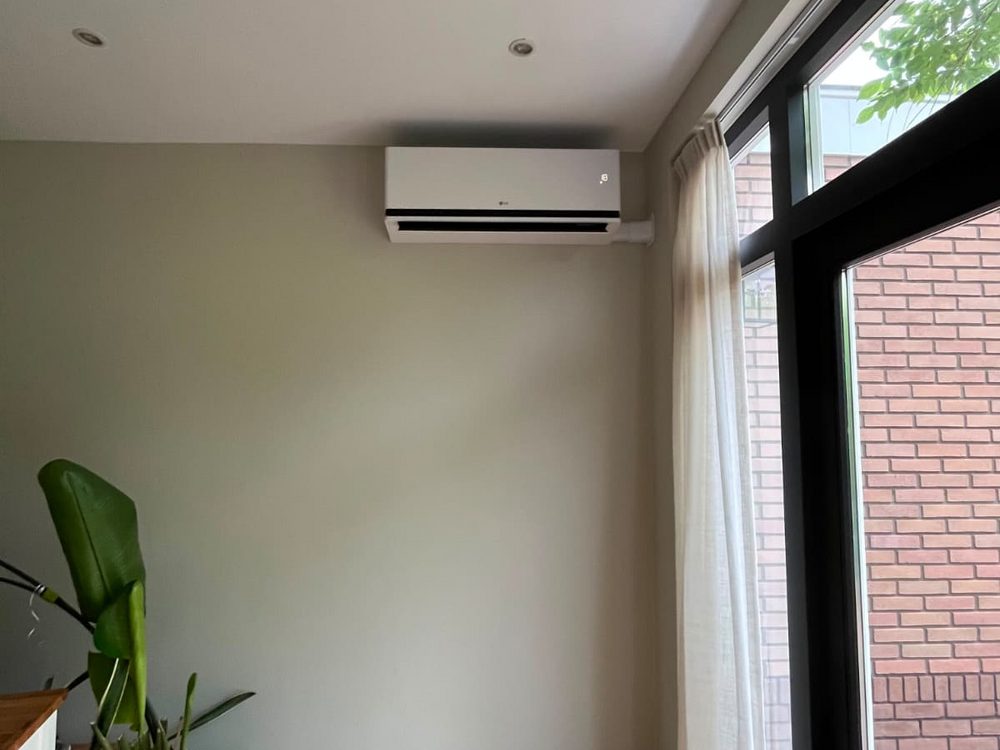 Design airco in villawoning met visgraatvloer en zwarte pui in Het Gooi