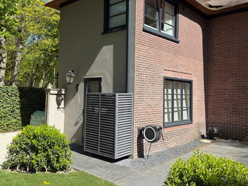 Buitenunit trillingsvrij aan gevel