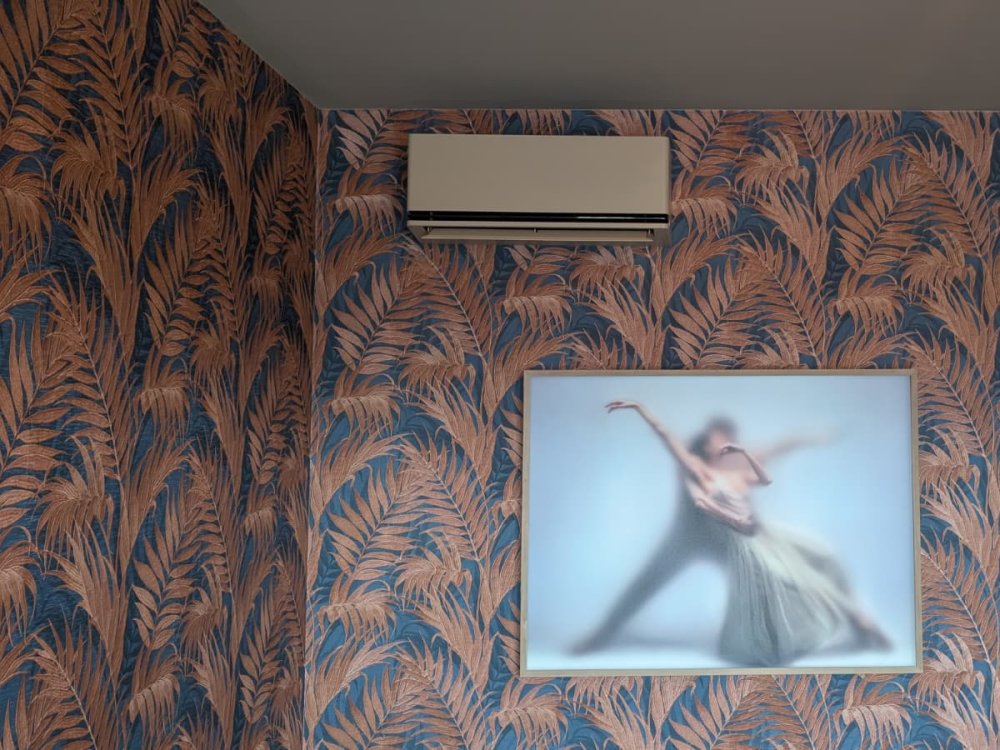 Luxe design wandairco gemonteerd op stijlvolle accentwand met palmbladmotief