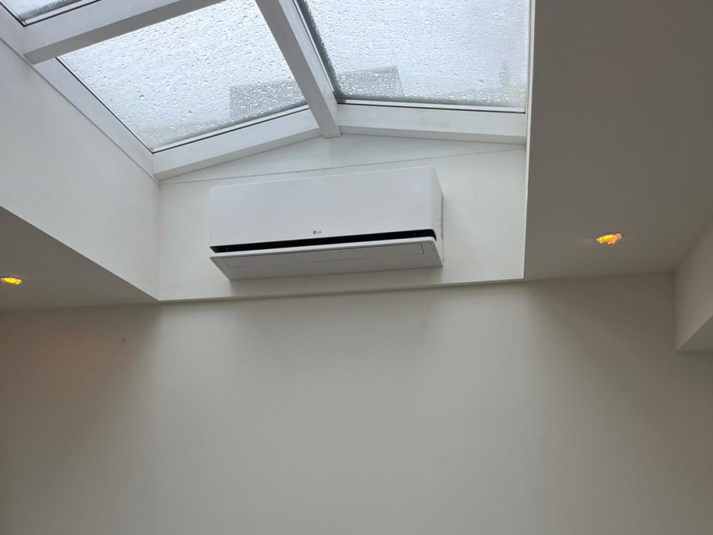 Wandairco in woonkamer met daklicht