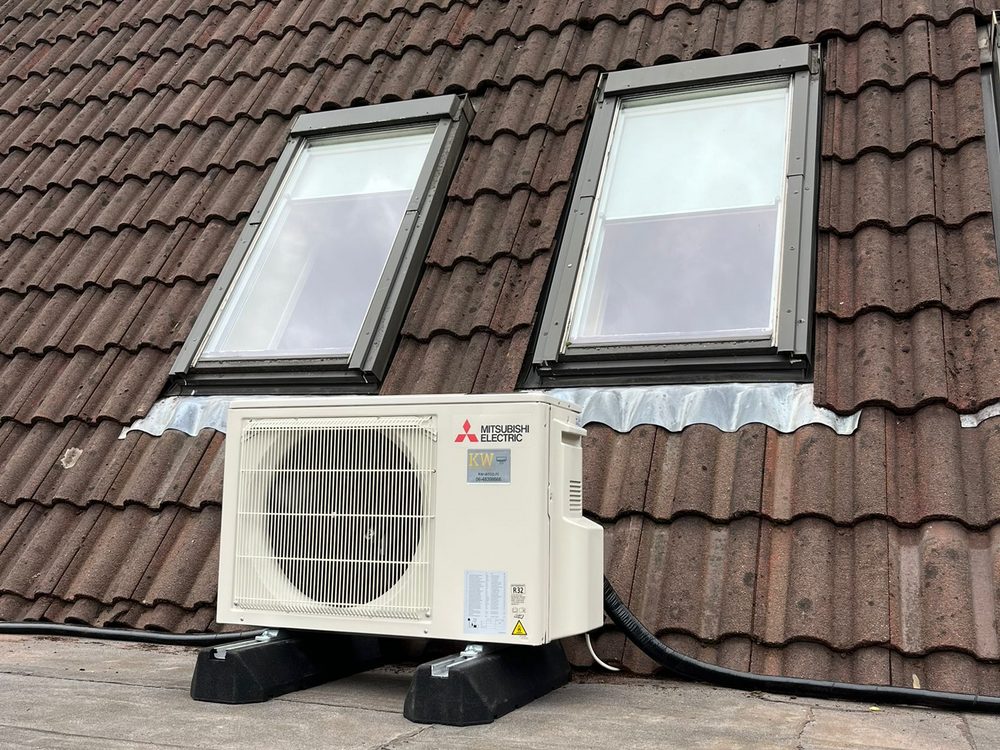 Mitsubishi Electric buitenunit op plat dak met Big Foot rubberbalken in Rotterdam